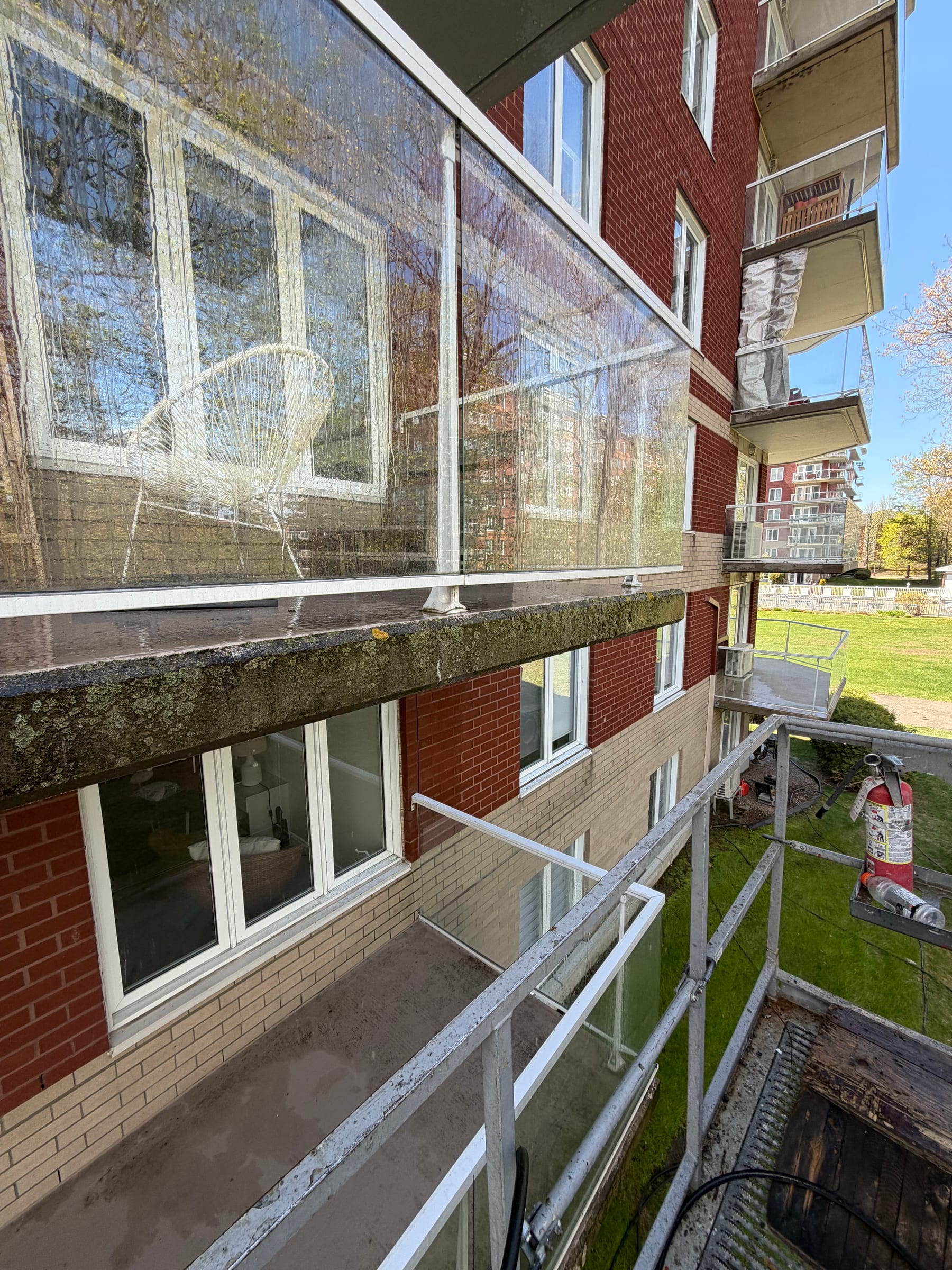 Rebord de balcon et panneaux vitrés avant le nettoyage à pression